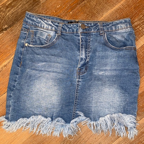 Black Label Dresses & Skirts - BLACK LABEL by C’EST TOI Jr. Denim Mini Skirt Frayed Hem Med Blue Wash Size LG